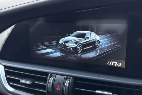 YW23OBN Alfa Romeo Giulia 2.0T Competizione Auto Euro 6 (s/s) 4dr Thumbnail #57