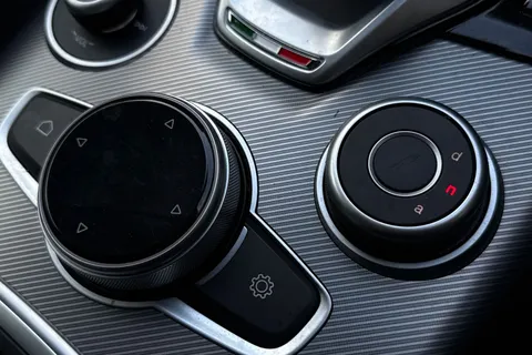 YW23OBN Alfa Romeo Giulia 2.0T Competizione Auto Euro 6 (s/s) 4dr Thumbnail #58