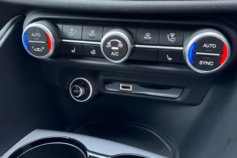 YW23OBN Alfa Romeo Giulia 2.0T Competizione Auto Euro 6 (s/s) 4dr Thumbnail #59