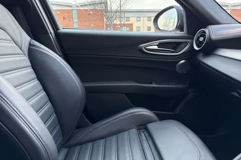 YW23OBN Alfa Romeo Giulia 2.0T Competizione Auto Euro 6 (s/s) 4dr Thumbnail #61