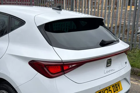 FV25DBY SEAT Leon 1.5 eTSI MHEV FR DSG Euro 6 (s/s) 5dr Thumbnail #9