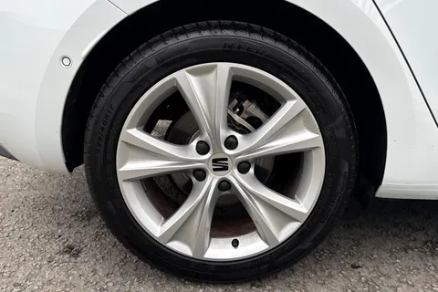 FV25DBY SEAT Leon 1.5 eTSI MHEV FR DSG Euro 6 (s/s) 5dr Thumbnail #13