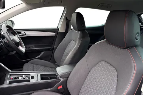 FV25DBY SEAT Leon 1.5 eTSI MHEV FR DSG Euro 6 (s/s) 5dr Thumbnail #17