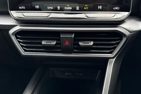 FV25DBY SEAT Leon 1.5 eTSI MHEV FR DSG Euro 6 (s/s) 5dr Thumbnail #23