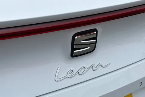 FV25DBY SEAT Leon 1.5 eTSI MHEV FR DSG Euro 6 (s/s) 5dr Thumbnail #30