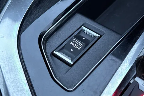 GV72LFX PEUGEOT 3008 1.6 Hybrid4 300 GT Line 5dr e-EAT8 Thumbnail #43