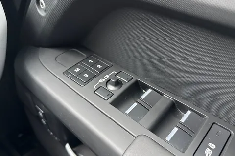 PJ74OAS Land Rover Defender 110 3.0 D250 X-Dynamic SE 5dr Thumbnail #26