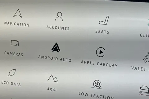 PJ74OAS Land Rover Defender 110 3.0 D250 X-Dynamic SE 5dr Thumbnail #35
