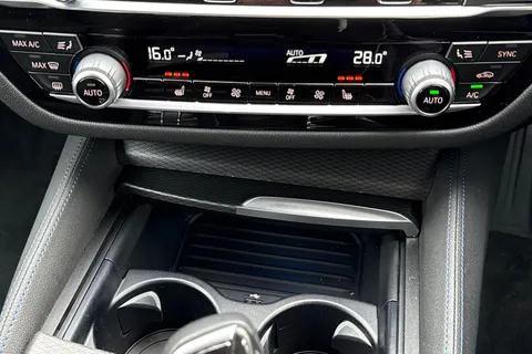 SL22TUP BMW 5 Series 2.0 530e 12kWh M Sport Touring Steptronic xDrive Euro 6 (s/s) 5dr Thumbnail #23