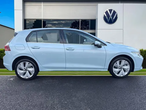 KM75BVB Volkswagen Golf 1.5 TSI 204 Style eHybrid 5dr DSG Thumbnail #4