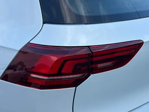 KM75BVB Volkswagen Golf 1.5 TSI 204 Style eHybrid 5dr DSG Thumbnail #8