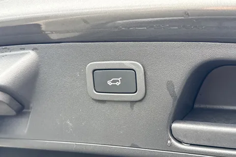 BJ20WPV Jaguar E-Pace 2.0 D180 Chequered Flag Auto AWD Euro 6 (s/s) 5dr Thumbnail #36