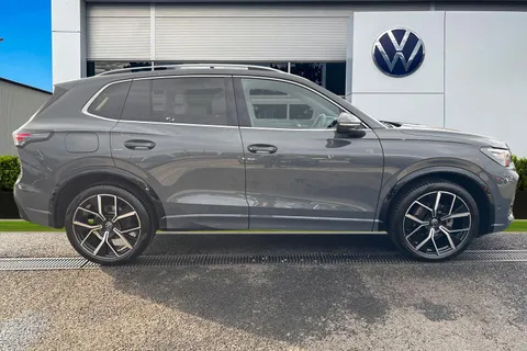 YP25ZCF Volkswagen Tiguan 1.5 eTSI 150 R-Line 5dr DSG **PAN ROOF + LEATHER** Thumbnail #4