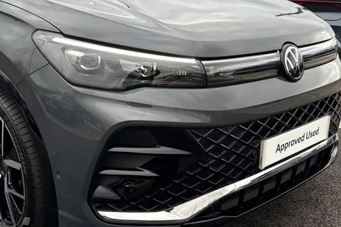 YP25ZCF Volkswagen Tiguan 1.5 eTSI 150 R-Line 5dr DSG **PAN ROOF + LEATHER** Thumbnail #9