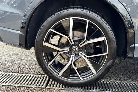 YP25ZCF Volkswagen Tiguan 1.5 eTSI 150 R-Line 5dr DSG **PAN ROOF + LEATHER** Thumbnail #10