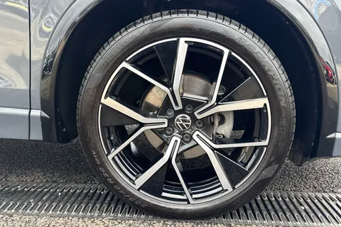 YP25ZCF Volkswagen Tiguan 1.5 eTSI 150 R-Line 5dr DSG **PAN ROOF + LEATHER** Thumbnail #11