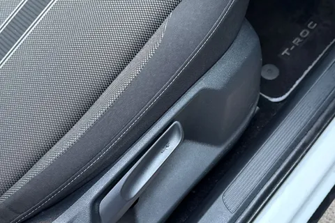 LY19AFO Volkswagen T-Roc 1.6 TDI SE Euro 6 (s/s) 5dr Thumbnail #42