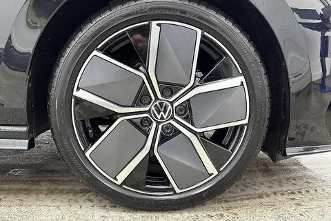 DE25UUT Volkswagen Golf 1.5 TSI 150 R-Line 5dr **18' LEEDS + WINTER PACK** Thumbnail #5