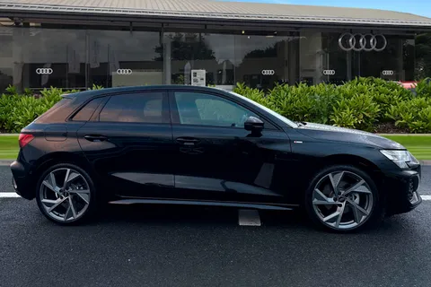 KY25CEF Audi A3 1.5 TFSI 35 Black Edition Sportback S Tronic Euro 6 (s/s) 5dr Thumbnail #4