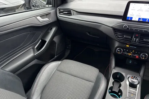 CN20UJJ Ford Focus 1.5 EcoBlue ST-Line X Auto Euro 6 (s/s) 5dr Thumbnail #16