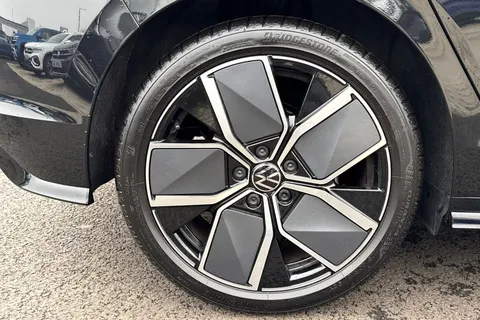 KM25SJO Volkswagen Golf 1.5 TSI 150 R-Line 5dr **18' LEEDS ALLOYS + AREA VIEW CAMERA** Thumbnail #12