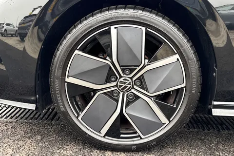 KM25SJO Volkswagen Golf 1.5 TSI 150 R-Line 5dr **18' LEEDS ALLOYS + AREA VIEW CAMERA** Thumbnail #13