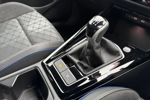 KM25SJO Volkswagen Golf 1.5 TSI 150 R-Line 5dr **18' LEEDS ALLOYS + AREA VIEW CAMERA** Thumbnail #39