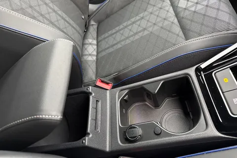 KM25SJO Volkswagen Golf 1.5 TSI 150 R-Line 5dr **18' LEEDS ALLOYS + AREA VIEW CAMERA** Thumbnail #40