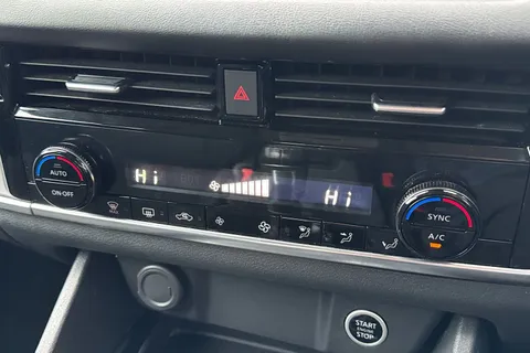 YH72EZM Nissan Qashqai 1.3 DIG-T MHEV Acenta Premium Euro 6 (s/s) 5dr Thumbnail #23