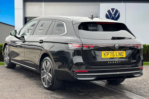 KP75LNO Volkswagen Passat 1.5 TSI eHybrid 272 Elegance 5dr DSG**LEATHER + 19' LEEDS ALLOYS + WINTER P Thumbnail #3