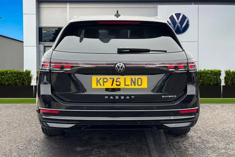 KP75LNO Volkswagen Passat 1.5 TSI eHybrid 272 Elegance 5dr DSG**LEATHER + 19' LEEDS ALLOYS + WINTER P Thumbnail #5