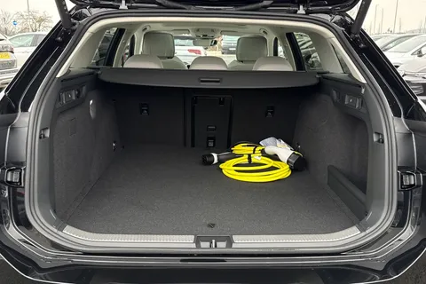 KP75LNO Volkswagen Passat 1.5 TSI eHybrid 272 Elegance 5dr DSG**LEATHER + 19' LEEDS ALLOYS + WINTER P Thumbnail #8