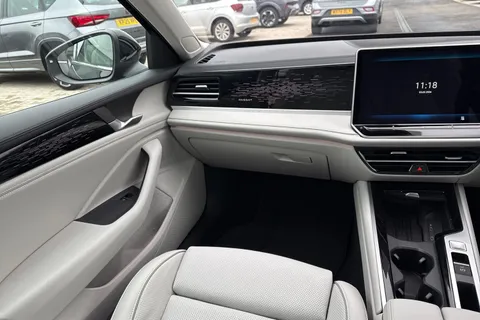 KP75LNO Volkswagen Passat 1.5 TSI eHybrid 272 Elegance 5dr DSG**LEATHER + 19' LEEDS ALLOYS + WINTER P Thumbnail #21