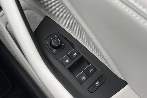 KP75LNO Volkswagen Passat 1.5 TSI eHybrid 272 Elegance 5dr DSG**LEATHER + 19' LEEDS ALLOYS + WINTER P Thumbnail #22