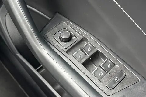 DK25ZKJ Volkswagen T-Roc 2.0 TDI 150 EVO R-Line 5dr DSG **18' ALLOYS, PAN ROOF** Thumbnail #21