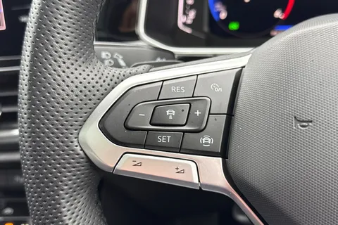 DK25ZKJ Volkswagen T-Roc 2.0 TDI 150 EVO R-Line 5dr DSG **18' ALLOYS, PAN ROOF** Thumbnail #34