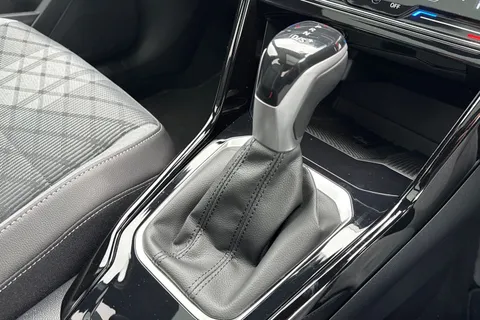 DK25ZKJ Volkswagen T-Roc 2.0 TDI 150 EVO R-Line 5dr DSG **18' ALLOYS, PAN ROOF** Thumbnail #38