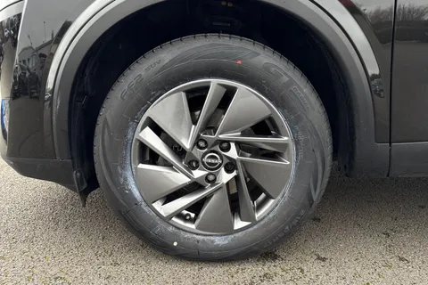 DN72ZPR Nissan Qashqai 1.3 DIG-T MHEV Acenta Premium XTRON Euro 6 (s/s) 5dr Thumbnail #14