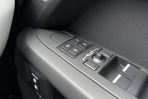 KW25GXX Land Rover Defender 130 3.0 D350 X-Dynamic SE 5dr Thumbnail #27