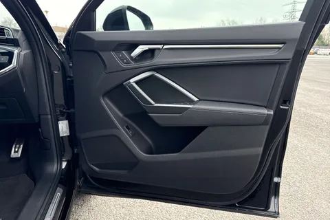 PF71JMO Audi Q3 Black Edition 35 TFSI  150 PS S tronic Thumbnail #45