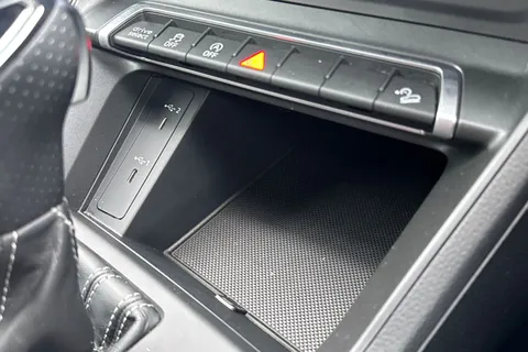 PF71JMO Audi Q3 Black Edition 35 TFSI  150 PS S tronic Thumbnail #49