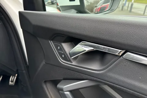 DS70CAV Audi Q3 1.5 TFSI CoD 35 S line S Tronic Euro 6 (s/s) 5dr Thumbnail #22