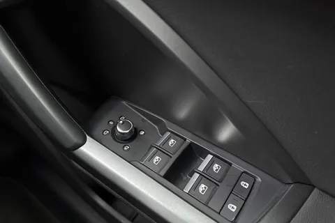 DS70CAV Audi Q3 1.5 TFSI CoD 35 S line S Tronic Euro 6 (s/s) 5dr Thumbnail #26