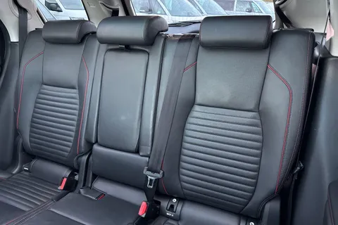 KF69LDE Land Rover Discovery Sport 2.0 D240 MHEV R-Dynamic HSE Auto 4WD Euro 6 (s/s) 5dr Thumbnail #15