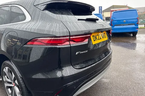 DK22WRD Jaguar F-Pace 2.0 P400e 17.1kWh R-Dynamic SE Auto AWD Euro 6 (s/s) 5dr Thumbnail #16