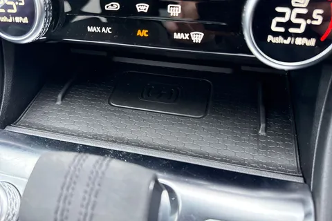 DK22WRD Jaguar F-Pace 2.0 P400e 17.1kWh R-Dynamic SE Auto AWD Euro 6 (s/s) 5dr Thumbnail #41