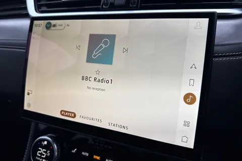 DK22WRD Jaguar F-Pace 2.0 P400e 17.1kWh R-Dynamic SE Auto AWD Euro 6 (s/s) 5dr Thumbnail #51