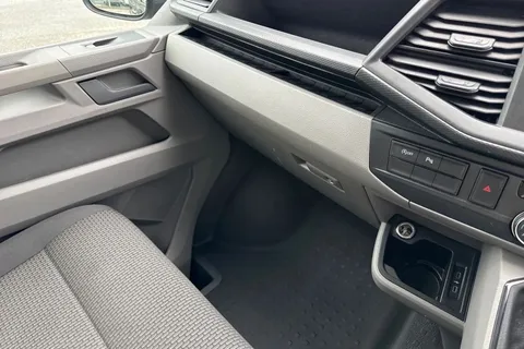 DF74GMV Volkswagen Transporter 2.0 TDI 110 Highline Van Thumbnail #20