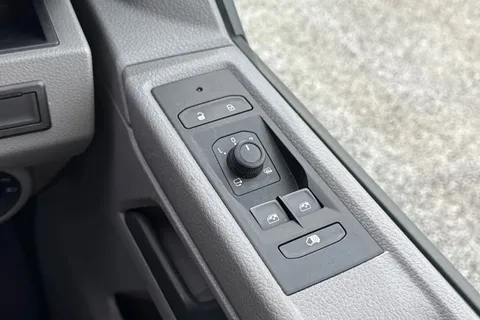 DF74GMV Volkswagen Transporter 2.0 TDI 110 Highline Van Thumbnail #42