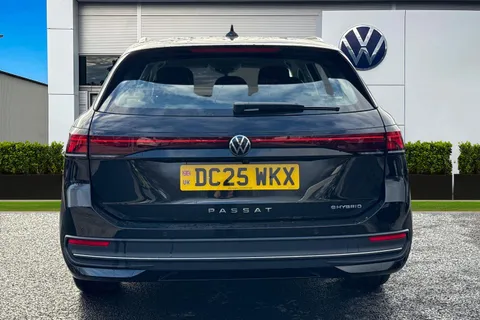 DC25WKX Volkswagen Passat 1.5 TSI eHybrid Life 5dr DSG **INFO PACK, DRIVER PACK, TOW BAR** Thumbnail #5